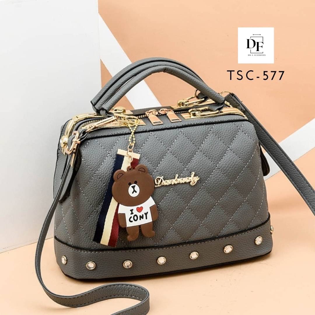 สินค้าพร้อมส่ง กระเป๋าสะพายข้าง งานวัสดุคุณภาพพรีเมี่ยม ประดับหมุด มาพร้อมพวงกุญแจน้องหมีสุดน่ารัก