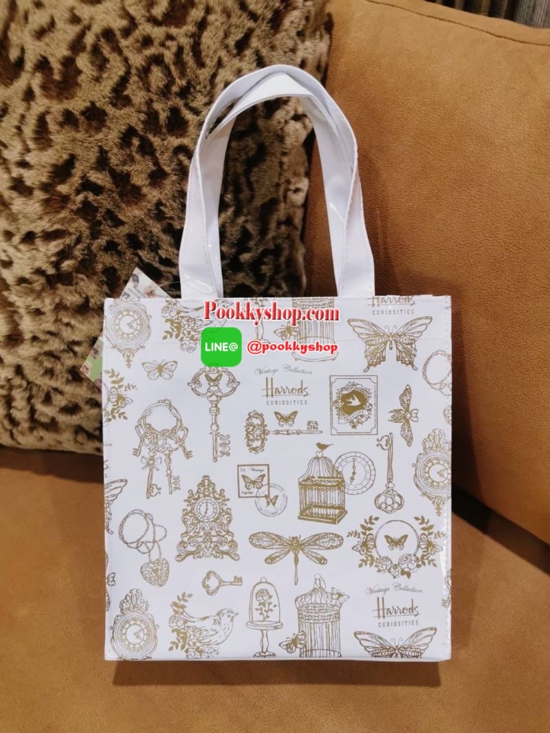 ลายนี้เข้าแล้วนะคะ! พร้อมส่งไอเท็มยอดนิยม! Harrods London Top-handle Shopping Bag กระเป๋า Shopping แบรนด์ดังจากอังกฤษรุ่นยอดนิยมวัสดุ PVC+Polyester 100% ของแท้เนื้อหนาอยู่ทรงกันน้ำ ขนาดกำลังดี น้ำหนักเบา เปิดปิดด้วยซิปสะดวกใช้หัวซิปปั้มโลโก้แบรนด์อะไหล่เง