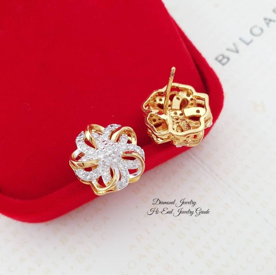 New Arrival !!! ต่างหูเพชรสวิสแท้ เพชรคัดเกรดอย่างดีค่ะ งานอย่างดีค่ะ รับประกันคุณภาพเลยค่ะ รุ่นนี้ดีไซส์สวย ใช้แม่พิมพ์จากร้านเพชรเลยคะ งานสวยมากกกก ใส่ออกมาน่ารักจิงๆ แม่ค้าแนะนำอย่างแรงค่ะ เพชรสวยวิ้งวาวมากกกกกๆๆๆค่ะ