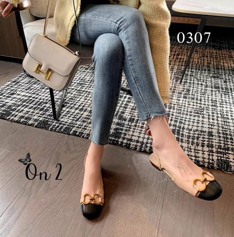 พร้อมส่งรองเท้าหัวคัชชูเปิดหลังรัดข้อเท้า หน้าแต่งอะไหล่ทองเหลือง สไตล์แบรนด์ส้นเป็นอะไหล่ทองสวยหรู สายรับปรับได้ คู่นี้ใส่แมทกับชุดได้ง่ายทั้งกางเกงและกระโปรงได้หมดทรงสวย