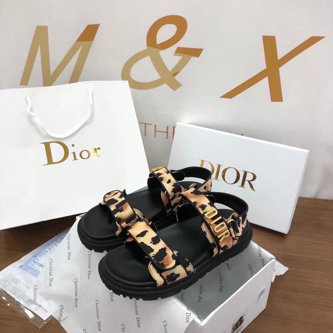 พร้อมส่งรอบ2 รองเท้า DIORACT SANDALรุ่นนี้ใหม่ลายสุดเป็นลายเสือสวยเกร๋มาก ทรงนี้ใส่สบายทุกคนต้องมี ตัวพื้นรองเท้าเป็นสีดำ ตัวสายเป็นลายเสือ ด้านหน้ามีโลโก้Dior สีทอง สวยมากงานปั๊มโลโก้ทุกจุด พลาดแล้วจะเสียใจนะ