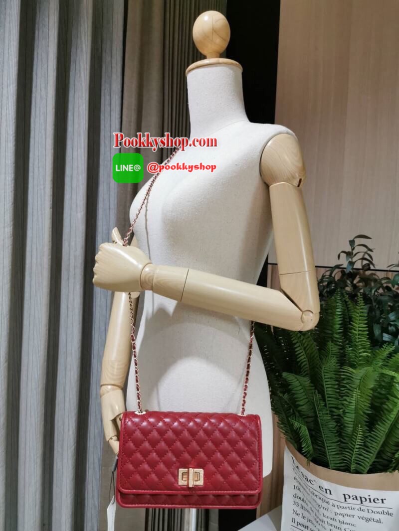 พร้อมส่ง! BEST SELLER! CHARLES & KIETH MINI CLUTCH BAG กระเป๋าสะพายทรงคลัชรุ่นยอดนิยมดีไซน์คลาสสิควัสดุหนังนิ่มลายตารางสวยอยู่ทรงขนาดมินิสไตล์ Chanel เปิดปิดด้วยตัวล๊อคแบบบิดอะไหล่ทอง ด้านหลังประดับโลโก้แบรนด์สวยดูดี มาพร้อมสายสะพายโซ่ร้อยหนัง Crossbody ไ