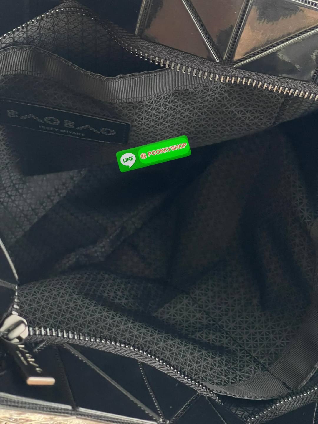 💕 Bao Bao Issey Miyake ROCK MATTE ซีรีส์นี้จะเป็นทรงสี่เหลี่ยมผืนผ้า มีซิปปิดด้านบน ถือเป็นรุ่นที่เหมาะกับการใช้งานในชีวิตประจำวัน สามารถพับมุมและบริเวณด้านล่างของกระเป๋าเพื่อเพิ่มความสะดวกสบายในการใช้งาน ทั้งยังช่วยให้วางกระเป๋าในแนวตั้งได้อีกด้ว