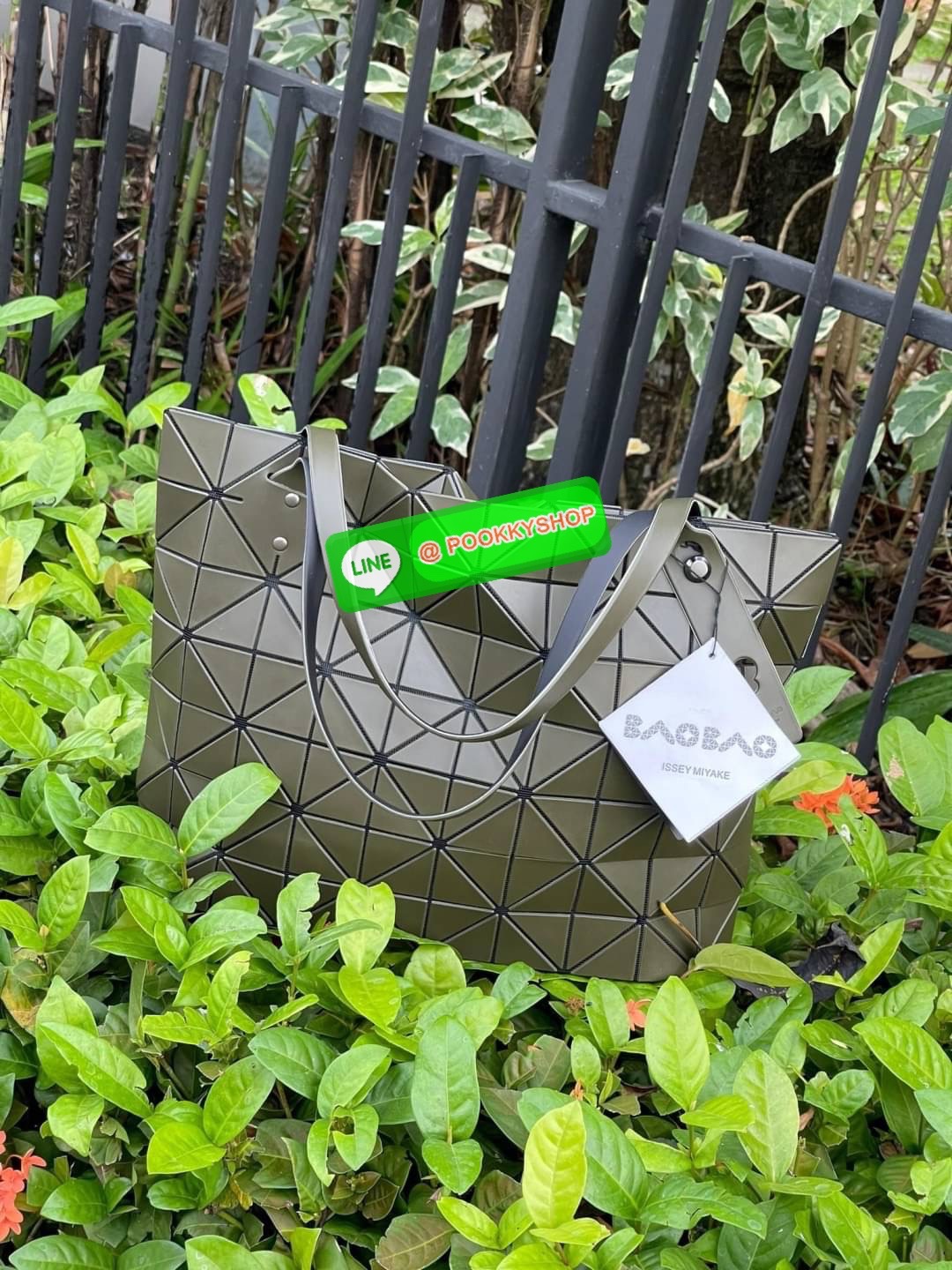 Bao Bao Issey Miyake ROCK MATTE ซีรีส์นี้จะเป็นทรงสี่เหลี่ยมผืนผ้า มีซิปปิดด้านบน ถือเป็นรุ่นที่เหมาะกับการใช้งานในชีวิตประจำวัน สามารถพับมุมและบริเวณด้านล่างของกระเป๋าเพื่อเพิ่มความสะดวกสบายในการใช้งาน ทั้งยังช่วยให้วางกระเป๋าในแนวตั้งได้อีกด้วย แผ่นต่อส