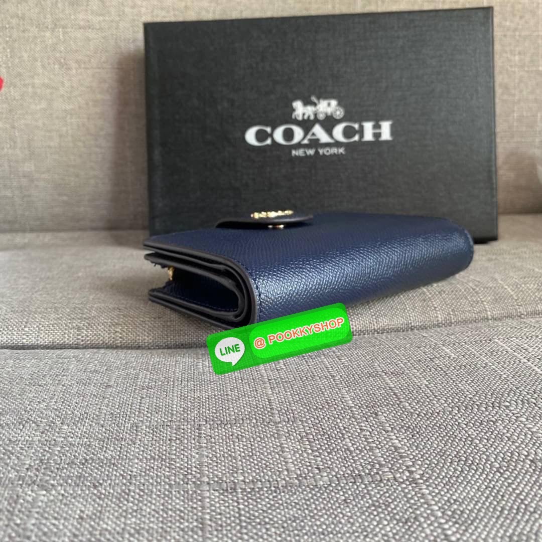 COACH 6390 MEDIUM CORNER ZIP WALLET กระเป๋าสตางค์ใบกลาง สีพื้นเรียบหรู วัสดุcrossgrain ภายในมีช่องใส่บัตรและธนบัตรได้ทุกชนิด มีช่องซิปใส่เหรียญ ขนาดกะทัดรัดพกพาง่าย คนชอบจัดระเบียบกระเป๋าสตางค์แนะนำเลยจ้า