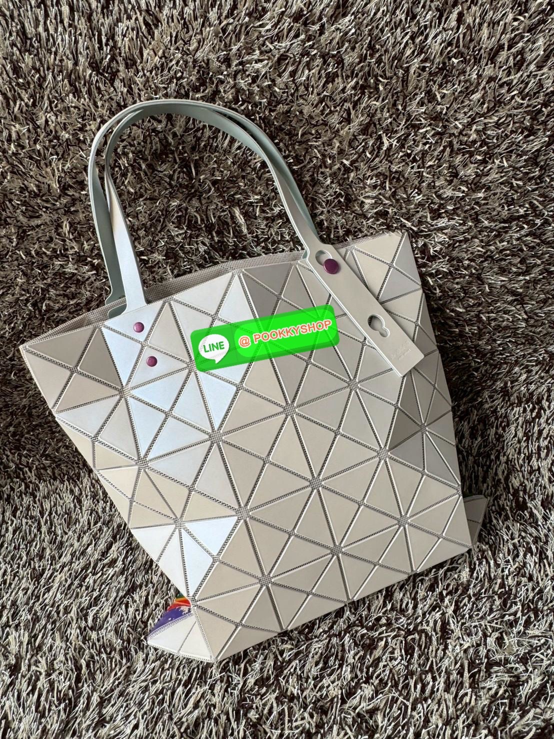 Baobao Issey Miyake x Labubu tote bag อีกหนึ่งซีรีย์สุดลิมิเตทที่น่าสะสม กำลังเป็นกระแสสำหรับ Labubu อาร์ตทอยชื่อดังที่ทุกคนรู้จัก คอลเลคชั่นนี้สื่อถึงความรู้สึกอารมณ์ผ่านตัวละครออกมาได้ดีเลยทีเดียว เป็นกระเป๋า ที่เหมาะกับการใช้งานในชีวิตประจำวัน ด้วยขนาด