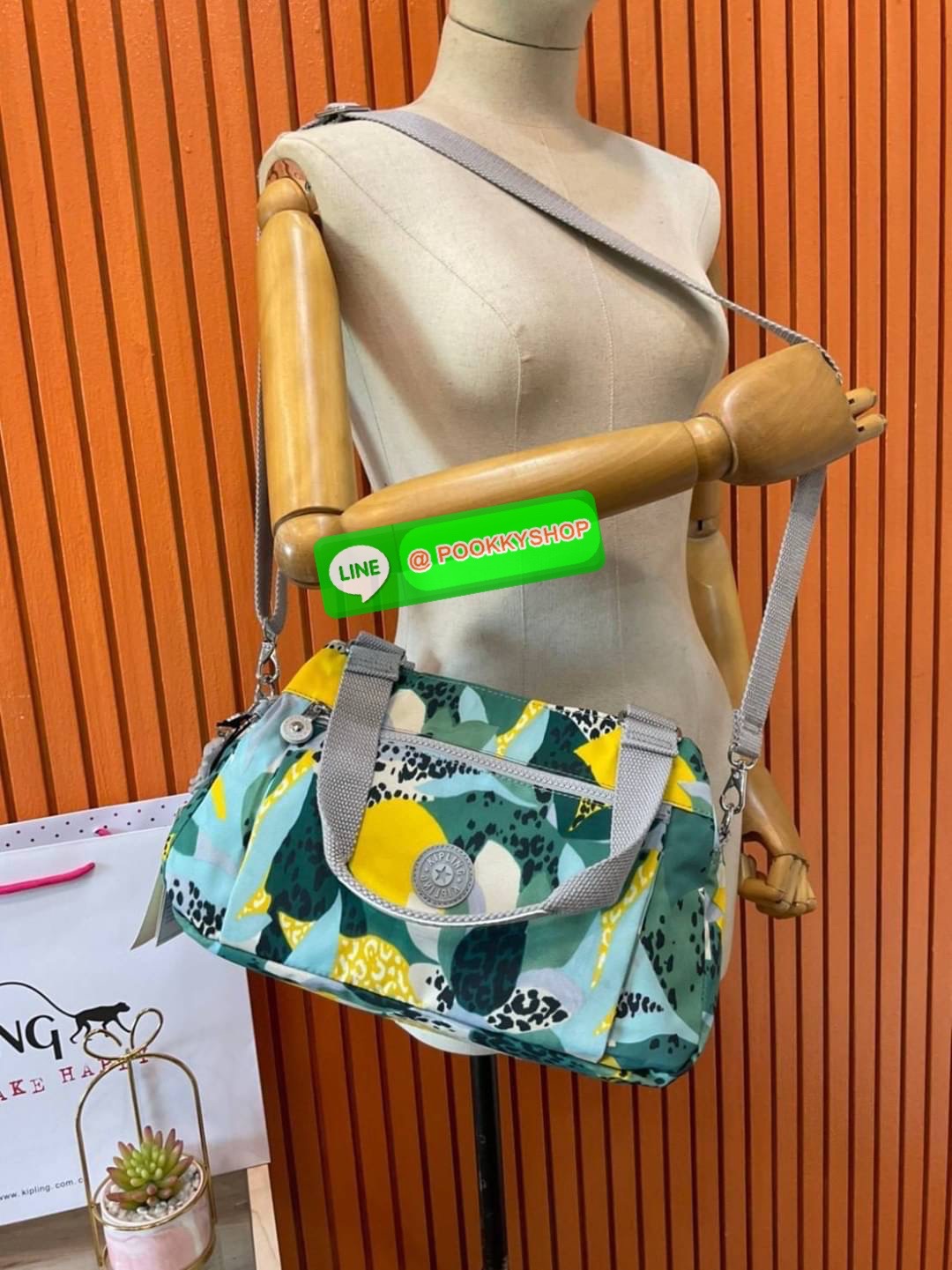 Kipling Damen Orelie Henkeltasche รุ่น K15257 กระเป๋าถือ/สะพาย Crossbody ขนาดกำลังดี หูกระเป๋ายาวสามารถคล้องบ่าได้ วัสดุpolymode100% ผ้ากันน้ำ กระเป๋ามีน้ำหนักเบา มีช่องซิป ด้านหน้า และ ด้านหลัง ภายในแบ่งเป็น 3 ช่องหลักใช้งาน ช่องซิปกลางแยกเป็นสัดส่วน จุข