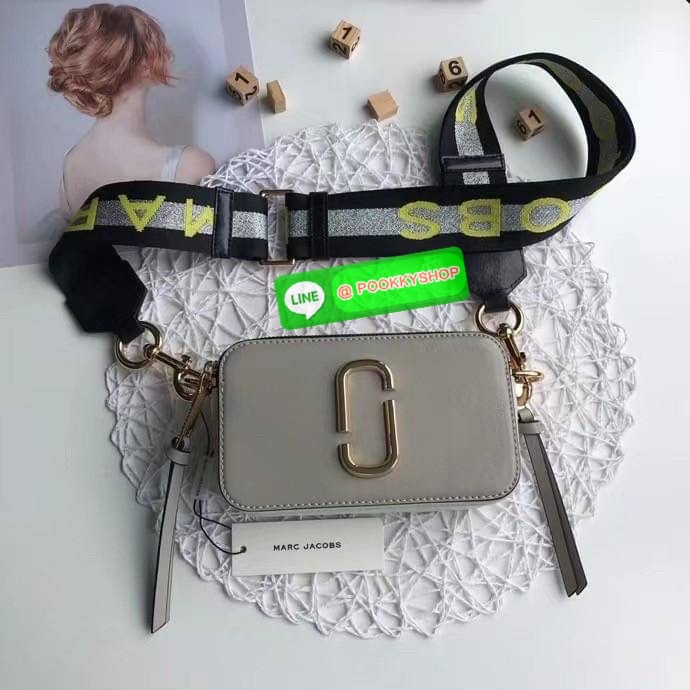 March Jacop Snapshot MJ Cross Body Bag กระเป๋าสะพายข้าง วัสดุหนัง Saffiano ด้านหน้าประดับด้วยโลโก้ J อันเป็นสัญลักษณ์ของแบรนด์ อะไหล่ทองหรูหรา มาพร้อมสายสะพายโลโก้แบบปรับได้ แบ่งเป็น2ช่องซิป ใบนี้คือเรียบหรูแต่ดูดีมาก ไม่ควรพลาดเลยค่า