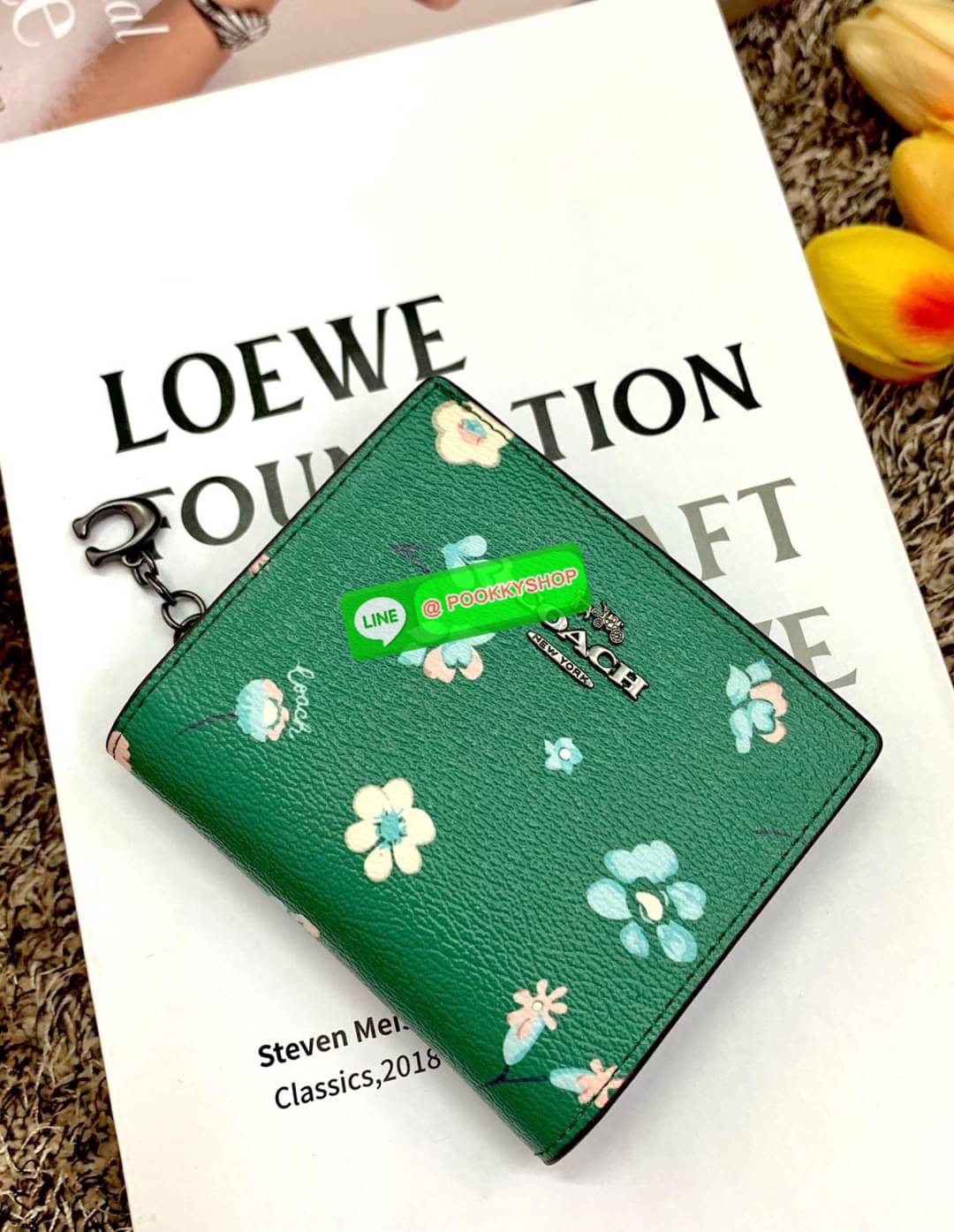 COACH SNAP WALLET ((8704//6941)) 🌍พร้อมส่ง ห้ามพลาด ก่อนหมดค่ะ! ✔️กระเป๋าเงินใบสั้น หนังแท้ แต่ละสีปริ้นลายได้สวยงาม แตกต่างกันไปค่ะ ✔️เปิด-ปิดกระเป๋าแบบกระดุม ภายในมีช่องใส่ธนบัตรตามยาว และช่องเสียบบัตร5ช่อง//มีช่องซิปแยกฝั่งห้อยด้ว