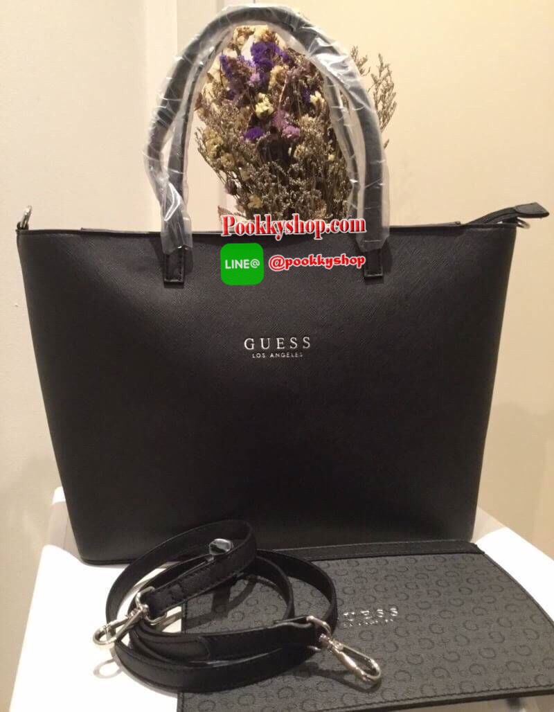 พร้อมถุงผ้าแบรนด์ GUESS BAG กระเป๋าสะพายทรง Tote จาก GUESS วัสดุหนัง Saffiano คุณภาพดี น้ำหนักเบา ด้านหน้าปั้มโลโก้แบรนด์สุดหรู รุ่นนี้มาพร้อมกระเป๋าใบเล็กสำหรับใส่ของ ถอดแยกใช้ได้ อะไหล่เงิน เปิดปิดกระเป๋าด้วยซิปสะดวกใช้ ด้านในโล่งกว้าง มีช่องเล็กสำหรับใ