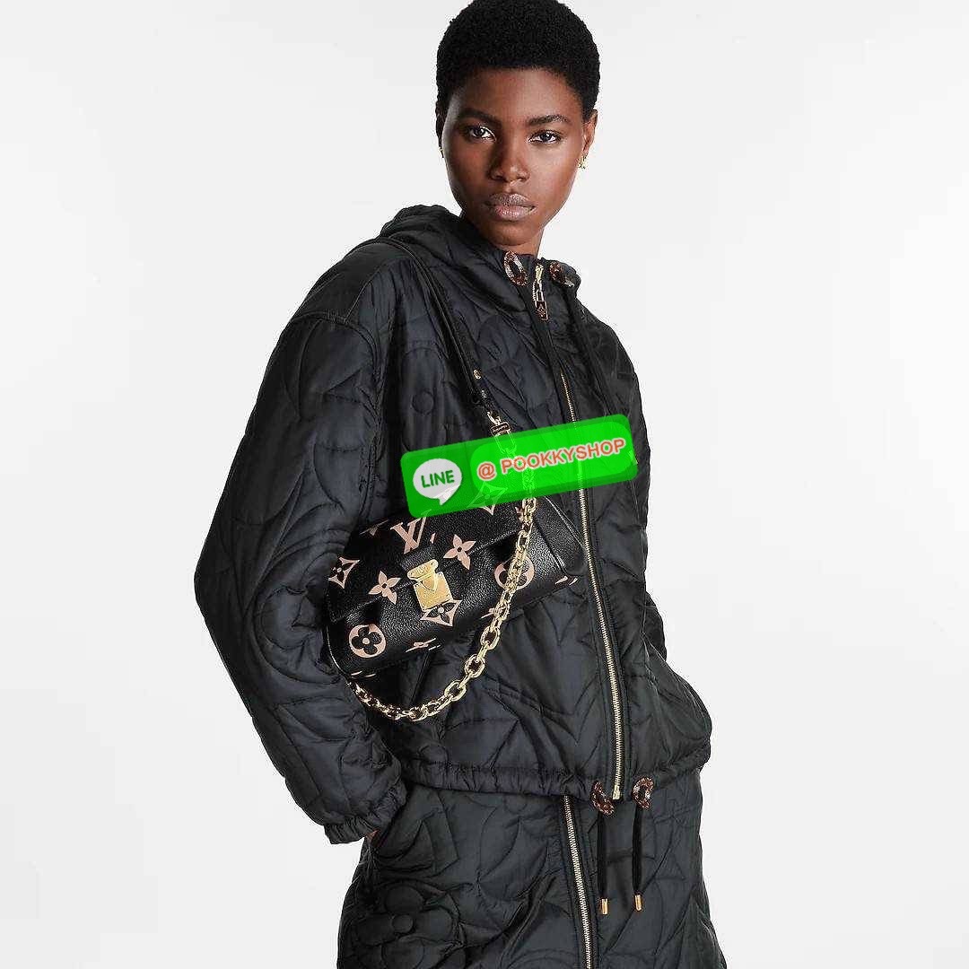 New in กระเป๋าสะพายคอลใหม่ล่าสุด สวยหรู ดูแพง ดีไซน์รูปทรงออกมาให้ใช้งานได้ง่าย เปิด-ปิดด้วยอะไหล่แม่เหล็ก ภายในโล่งกว้าง ใส่ของสำคัญได้ครบ มาพร้อมสายสะพายถึง 2 แบบ สายโซ่สะพายไหล่อัพความหรู และสายหนังที่ปรับยาวสั้นได้ สะพายข้างชิลๆก็ดูดี จัดให้พร้อมเสิร์