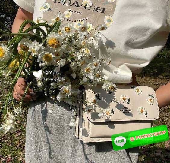 COACH C2858 KLARE CROSSBODY WITH DAISY EMBROIDERY ดอกเดซี่ฮิตไม่หยุดยั้ง!! ขายดิบขายดีทุกคอลเลคชั่น รอบนี้มาให้ได้ใช้งานง่ายกว่าเดิม กับกระเป๋าสะพายข้าง โทนสีละมุนลูกคุณหนู ดีไซน์ปักดอกเดซี่เพิ่มลูกเล่น ให้มีสีสัน วัสดุหนังแท้เต็มใบ สายสะพายโซ่สลับหนัง สะ