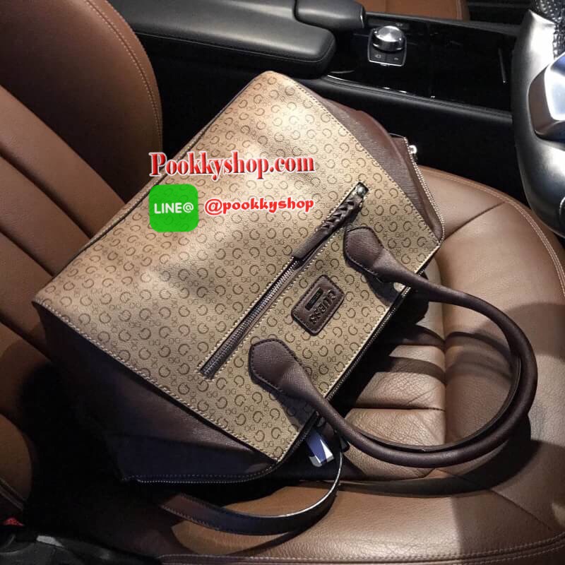 GUESS SAFFIANO HANDBAG กระเป๋าถือหรือสะพายรุ่นแนะนำจาก GUESS หนังปั้มลาย GUESS สวยหรูอยู่ทรงสไตล์ PRADA ใบใหญ่จุสุดๆ ด้านหน้ามีโลโก้แบร์น เปิดปิดด้วยซิปสะดวกใช้ ภายในมีโลโก้ ช่องซิป ช่องใส่มือถือ หูจับแข็งแรงสะพายไหล่ได้มาพร้อมสายสะพายยาวถอดปรับได้ ตัวจริ