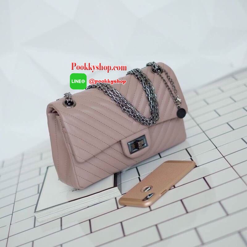 มาเพิ่มตามคำเรียกร้องแล้วค่า 👍 ทรงขายดี สวยมาก ( โซ่รมควันดำ ) คอลเลคชั่นใหม่ใช้ หนัง Microfiber ทนและสวยขึ้น แถมน้ำหนักเบา สะพายสบายไหล่ค่า รอบใหม่มีสีมาเพิ่มด้วยน๊า รุ่นขายดีค่ะ KEEP shoulder chevron chain handbag ( อะไหล่ รมควันดำ ) สวย หรู มาก