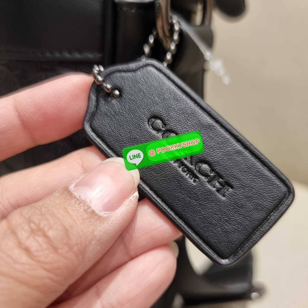 COACH F28455 CHARLES CAMERA BAG IN SIGNATURE LEATHER รุ่นสุดฮิตที่หนุ่มๆเค้ารู้กัน กับกระเป๋าสะพายข้างทรงแมสเซนเจอร์ ที่อัพเลเวลความหรูด้ายลายปั๊มซิกเนเจอร์นูน บนวัสดุหนัง crossgrain ตัดสลับด้วยหนังแท้ สัมผัสดีทั้งใบ มีช่องซิปให้ด้านหน้า และช่องย่อยด้านหล