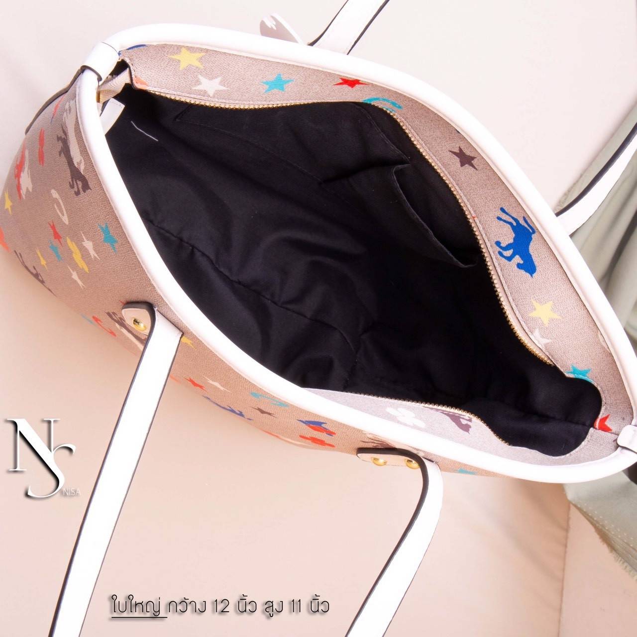 NISA Style My Authentic Brand มงลงอีกแล้ว !!! 👑👑 พร้อมส่ง กระเป๋าแบรนด์แท้ NISA shopping bag ~ จัด set 2 ใบ ทรงสวยหนังเลิศ มาพร้อมกระเป๋าสตางค์งานซิปรอบ สีสันสดใส match เข้ากันสุดๆ โลโก้และอะไหล่ดีงามทุกจุด ใบใหญ่จุของได้เยอะ น้ำหนักเบามาก