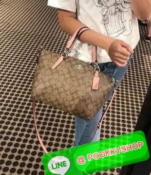 COACH 28989 KELSEY IN SIGNATURE CANVAS SHOULDER BAG กลับมาอีกครั้ง คุณภาพเต็ม100 เหมือนเดิม ไม่หักเลยจ้าา กระเป๋าทรงพัด หิ้วหรือสะพายข้างได้ หนังแท้ลายแคนวาส หนังนิ่มมากๆ สัมผัสแล้วคือใช่เลยจ้าา! เปิด-ปิดกระเป๋าแบบซิป ปากกระเป๋ากว้างหยิบจับสัมภาระง่าย ภาย