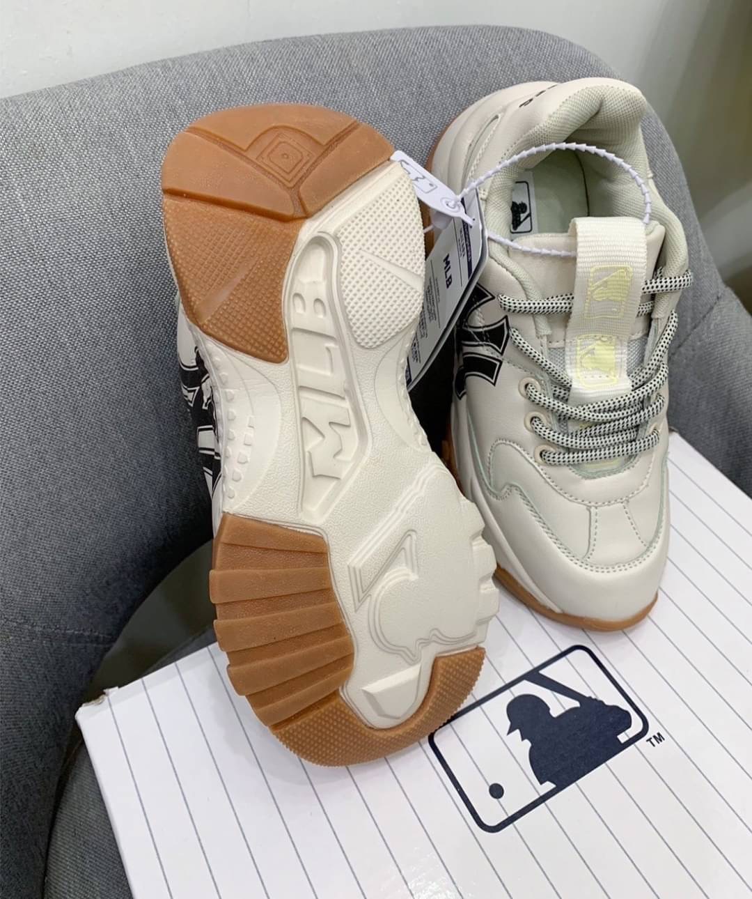 𝙉𝙀𝙒 𝙉𝙀𝙒 ‼️ มาเพิ่มรอบ3 รองเท้าผ้าใบ MLB Korea รุ่นใหม่ล่าสุดรุ่นนี้คือฮิตมากที่เกาหลี รุ่นนี้ทุกคนต้องมีน่ารักมากทรงนี้ใส่แมทช์กับชุดไหนก็เริ่ดไม่ซ้ำใครแน่นอน งายสวยโลโก้ทุกจุด