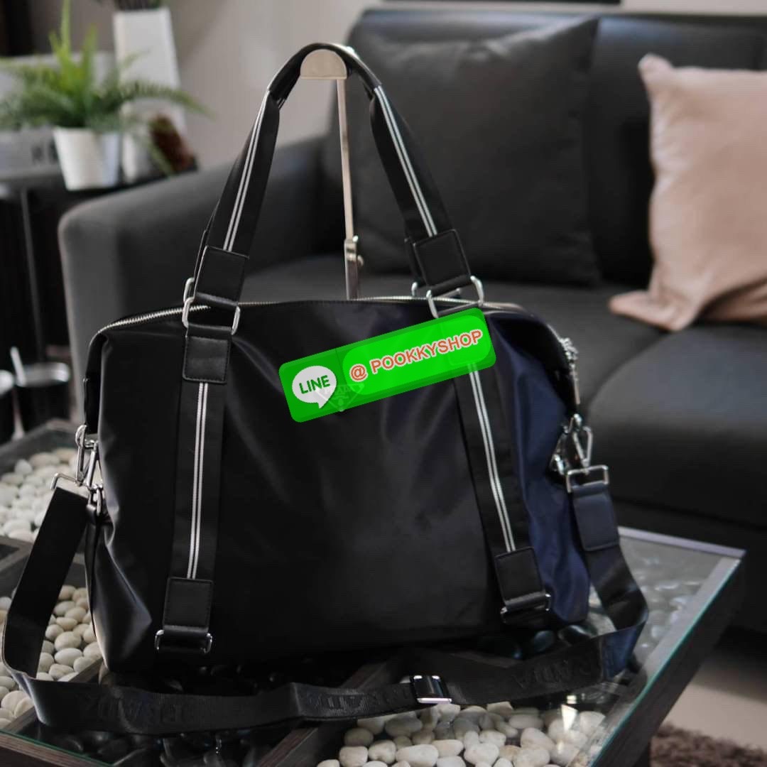 พร้อมส่งที่ไทยอีกครั้งกับ กระเป๋าใบใหญ่ กระเป๋าเดินทางแบบถือ ทรง TRAVEL BAG ใส่ของได้เยอะมาก งานพรีเมียมสมนาคุณแบรนด์ดังอย่าง PRADA ไปต่างประเทศได้สบาย ตัวกระเป๋าทำจากผ้า NYLON เคลือบอย่างดี สามารถกันน้ำได้ อะไหล่เงินทั้งใบ ด้านหน้าประดับโลโก้แบรนด์สุดหรู