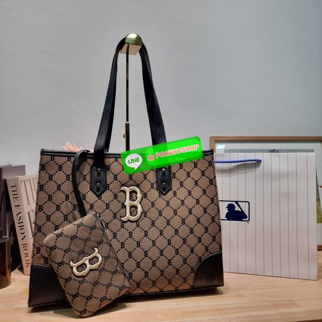 MLB MONOGRAM TOTE BAG กระเป๋าทรงโท้ท ใบใหญ่จุคุ้ม ที่มีกิมมิคไม่เหมือนใคร ด้วยดีไซน์ลวดลายโมโนแกรมเอกลักษณ์ ปั๊มลงบนผ้าแคนวาสและหนัง pu คุณภาพดี สวยคม ปากกระเป๋ามีอะไหล่เกี่ยวกันของหล่นได้ มาพร้อมสายสะพายในตัว ภายในโล่งกว้างมาก ใส่ของสำคัญได้แบบไร้กังวล ห