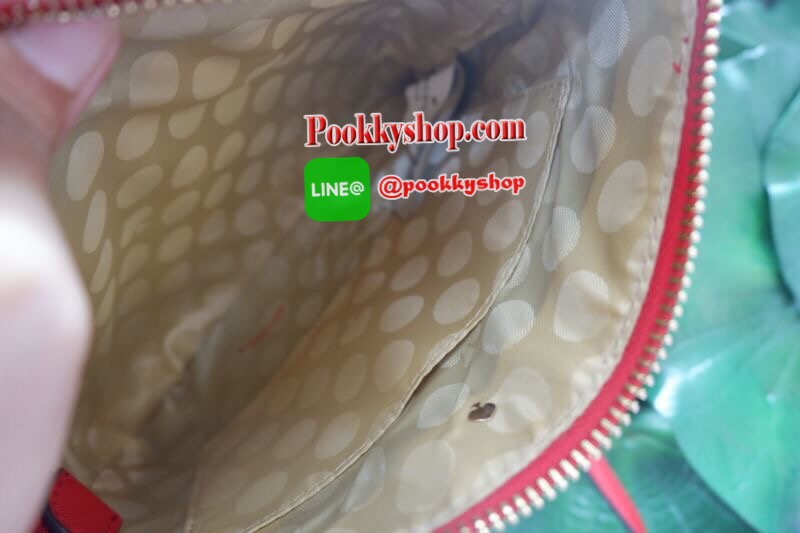 Kate Spade new york saffiano crossbody bag ด้านหน้ามีหนึ่งช่องซิปสำหรับใส่มือถือหรือของจุกจิก เปิดปิดกระเป๋าช่องหลักแบบซิป ด้านในโล่ง มีช่องให้ใส่ของจุกจิกหนึ่งช่อง สายสะพายถอดไม่ได้ เลื่อนปรับระดับได้