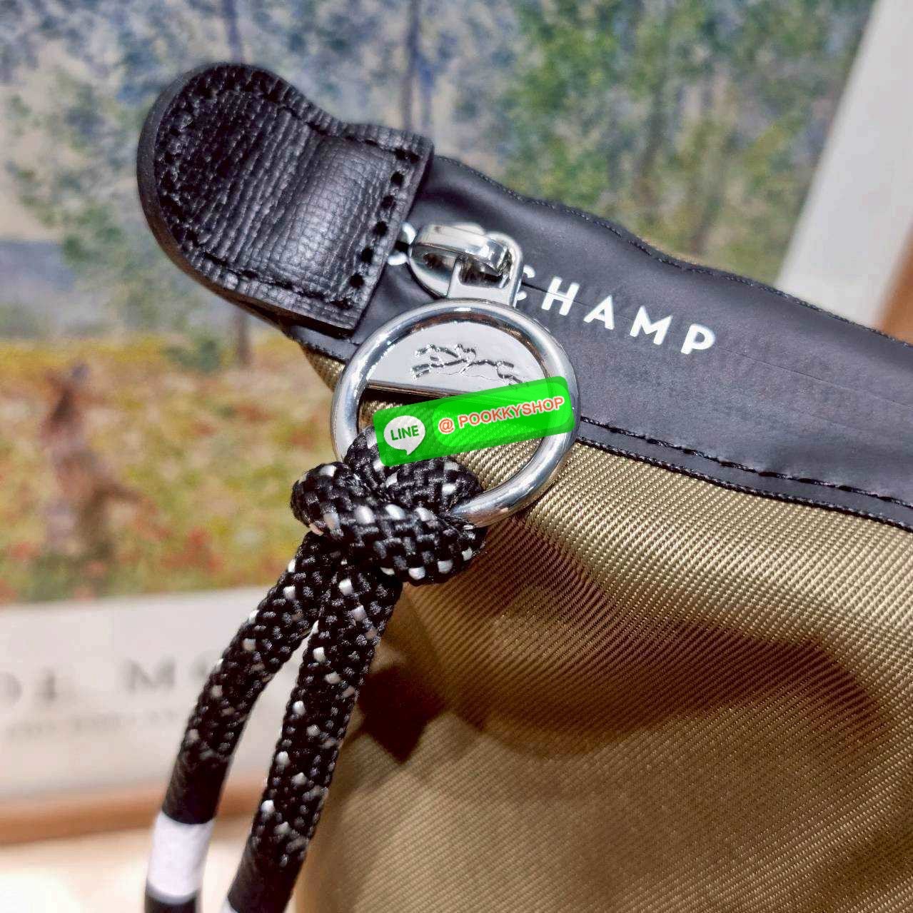 Longchamp le pliage energy M tote bag 🔆 Details เป็นอีกรุ่นที่แรงมาก จึ้งมาก! กระเป๋าสะพายไหล่ทรงโท้ท รุ่นยอดฮิต ดีไซน์ใหม่ให้ความสปอร์ตตี้มากขึ้น มาพร้อมขนาดใหม่ที่หลายๆคนรออยู่ น้ำหนักเบา ดีไซน์เรียบง่าย แต่ดูแพง ปากกระเป๋าออกแบบให้มีฝาปิดและซิป