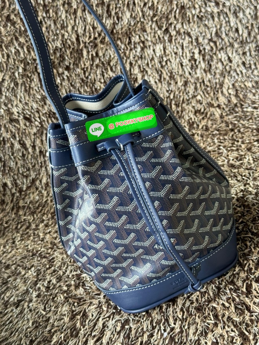 GOYARD PETIT FLOT BUCKET BAG กระเป๋าทรงถังรุ่น Petit Flot เป็น re-issue ของรุ่นดั้งเดิม ด้วยรูปทรงที่ถูกออกแบบมาอย่างสวยงาม ลงตัว เข้ากับทุกการแต่งตัว รวมถึงทันกระแสแฟชั่นทุกยุคทุกสมัย ภายในกว้างจึงสามารถบรรจุสิ่งของได้เยอะจุใจและเก็บของต่าง ๆ ได้อย่างปลอ