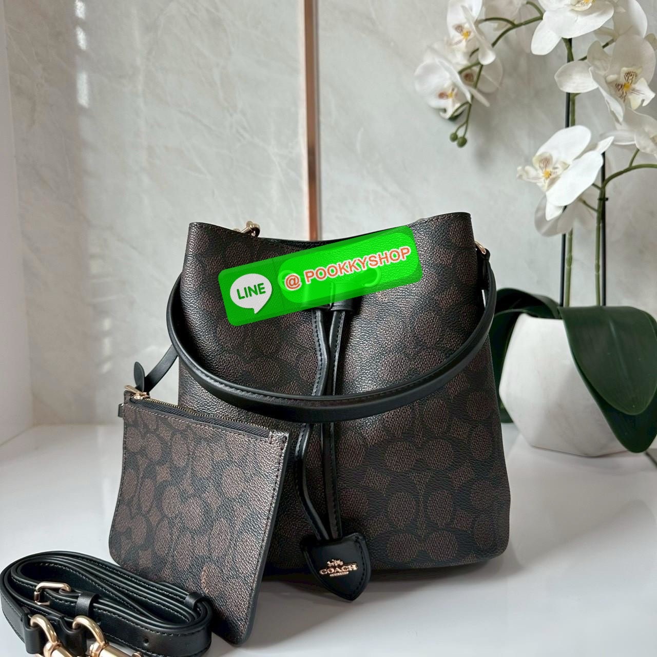 Coach Roan Bucket Bag Signature Canvas CBH07 กระเป๋าทรงบัคเก็ตใบเก๋ ดีไซน์คลาสสิก ลายซิกเนเจอร์สุดฮิต ใส่ได้ทุกโอกาส มาพร้อมสายสะพายปรับได้ ถอดได้ ใช้งานได้ทั้งสะพายไหล่ / crossbody / handheld