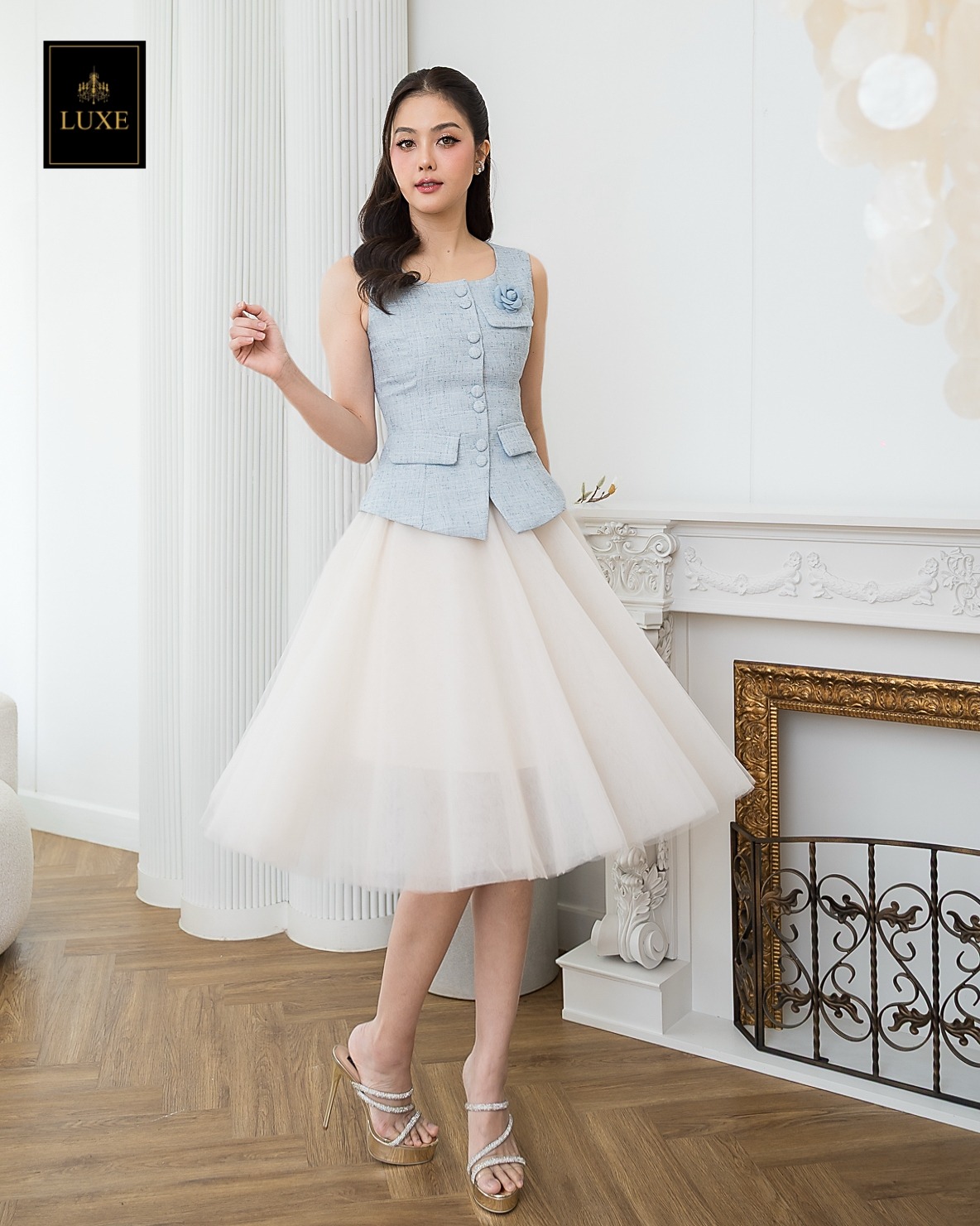 เสื้อแฟชั่น เสื้อกั๊กแขนกุด ติดกระดุมผ่าหน้า แต่งกระเป๋าและเข็มกลัดดอกไม้