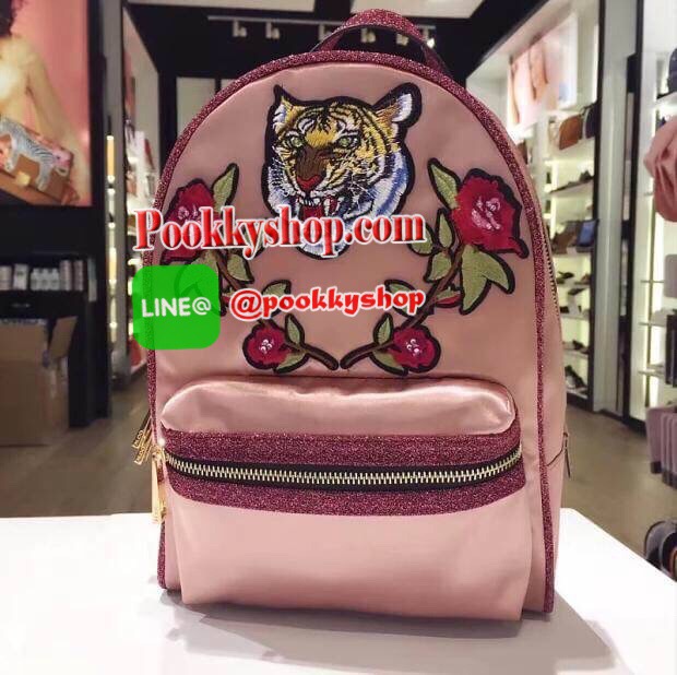 ALDO Grawn Satin Backpack with Tiger&Rose Patches กระเป๋าเป้สะพายหลังจาก ALDO แบรนด์ดังแคนนาดา ดีไซน์สุดชิคปักลายเสือและดอกไม้สวยทั้ง2สี ด้านหน้ามี 1 ช่องซิป เปิดปิดด้วยซิปคู่สะดวกใช้ ภายในมีโลโก้ ช่องซิปและช่องใส่ของ จุได้เยอะ ใส่ ipad ได้ น้ำหนักเบา หูจ