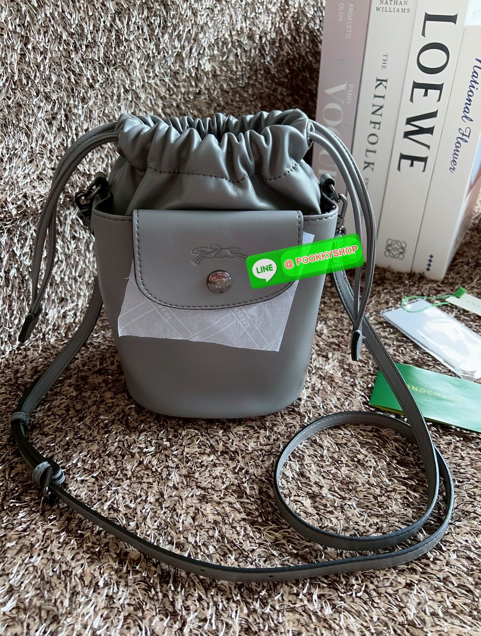 NEW ARRIVAL! LONGCHAMP LE PLIAGE XTRA XS BUCKET BAG ต้องบอกก่อนว่ารุ่นนี้เป็นรุ่นที่ใช้ออกมาแล้วไม่มีคำว่าผิดหวัง ออกแบบมาสวยแบบตัวแม่เลยค่าา 🔖พร้อมส่งทันที! กับกระเป๋าทรงบัคเกต หนังแท้smooth leather อย่างดี ใบกลางเจ้าลำตัวแล้วสวยมากก