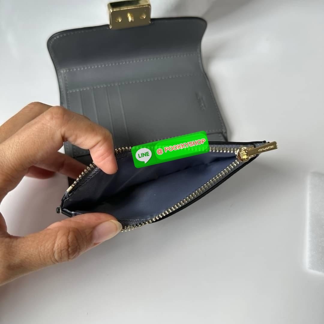 Coach Medium Grace Wallet (Cl421) 🔖กระเป๋าสุดหรูใบกลาง ขนาดกำลังดีกระทัดรัด 🔖วัสดุ : pebble leather 🔖ภายในมีช่องใบบัตรเครดิต 6 ช่อง มีช่องใส่เหรียญแยก สามารถใส่ธนบัตรแบงค์พันได้คะ