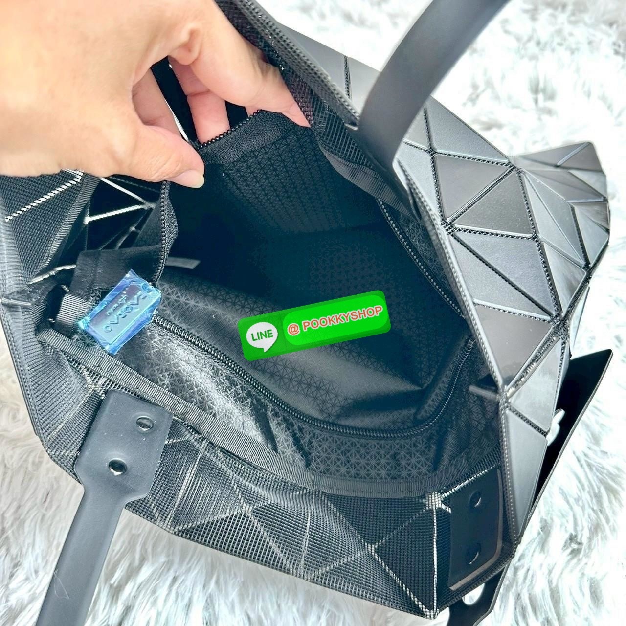 BAOBAO ISSEY MIYAKE QUATRO กระเป๋าไอคอนิกที่ไม่เคยตกเทรนด์! เรียบหรู แต่มีดีไซน์สะดุดตา โครงสร้างสามเหลี่ยมเอกลักษณ์เฉพาะของแบรนด์ ด้านในบุผ้า มีช่องซิปสำหรับเก็บของ น้ำหนักเบา สะพายสบาย ใส่ของได้เยอะมาก