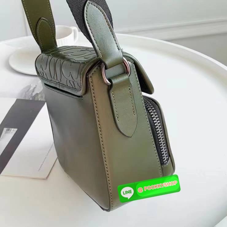 NEW IN! COACH SULLIVAN FLAP CROSSBODY IN BLOCKED SIGNATURE ((CC032)) พร้อมส่ง! รุ่นที่หนุ่มๆถามถึงกันเข้ามา กับกระเป๋าสะพายแบบครอสบอดี้ร์ หนังแท้อย่างดี สวยมากๆ สามารถพกพาไปได้กับทุกๆวัน 🌟รุ่นนี้ห้อยพวงแบรนด์ด้านข้างมาให้2พวงค่ะ ด้านหน้ามีข่องซิปห