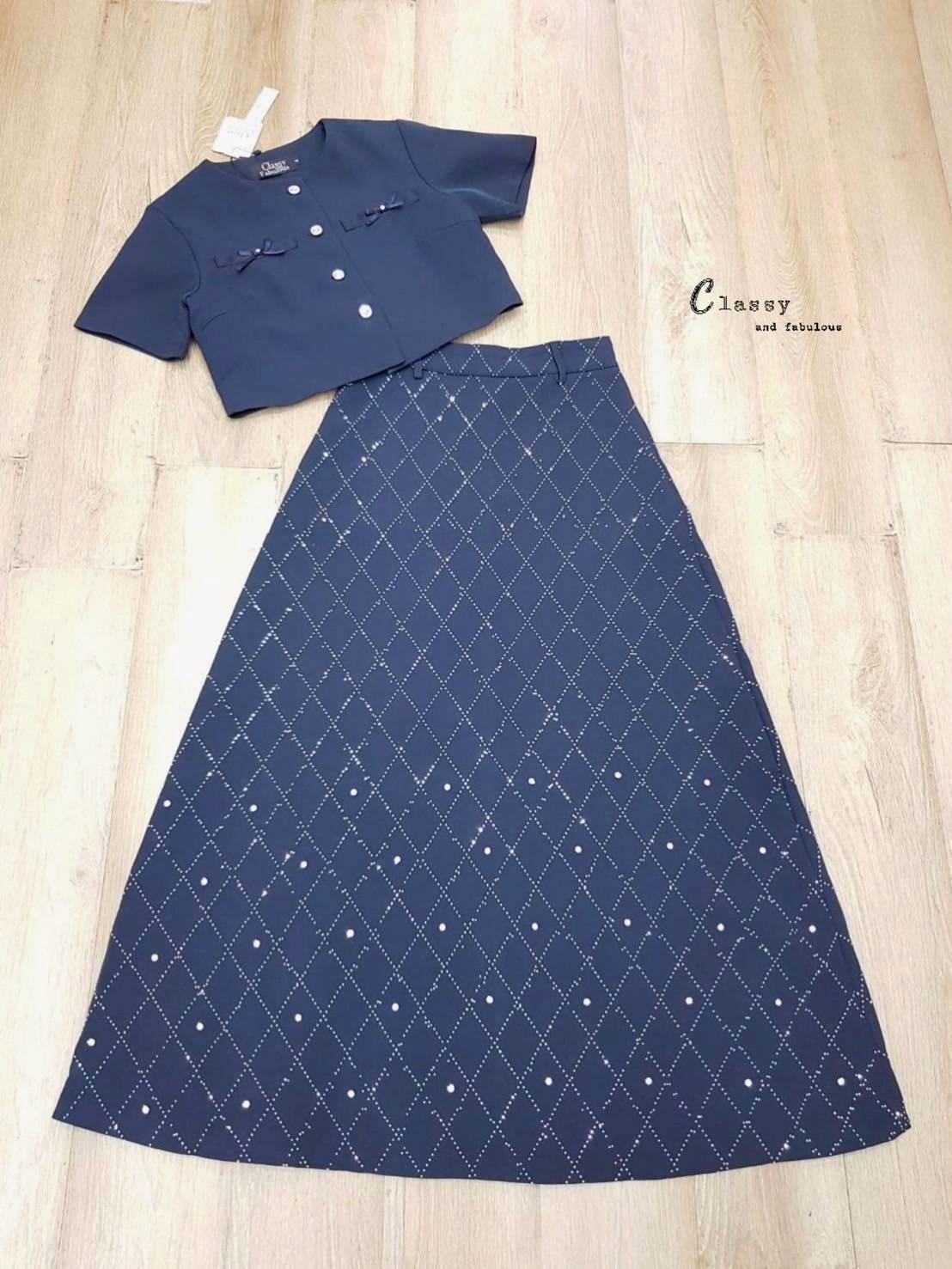 ชุดเซทแฟชั่น set เสื้อผ้าพื้นคอกลมแขนสั้นติดโบว์กระดุมเพชรด้านหน้า + กระโปรงยาวเพชร