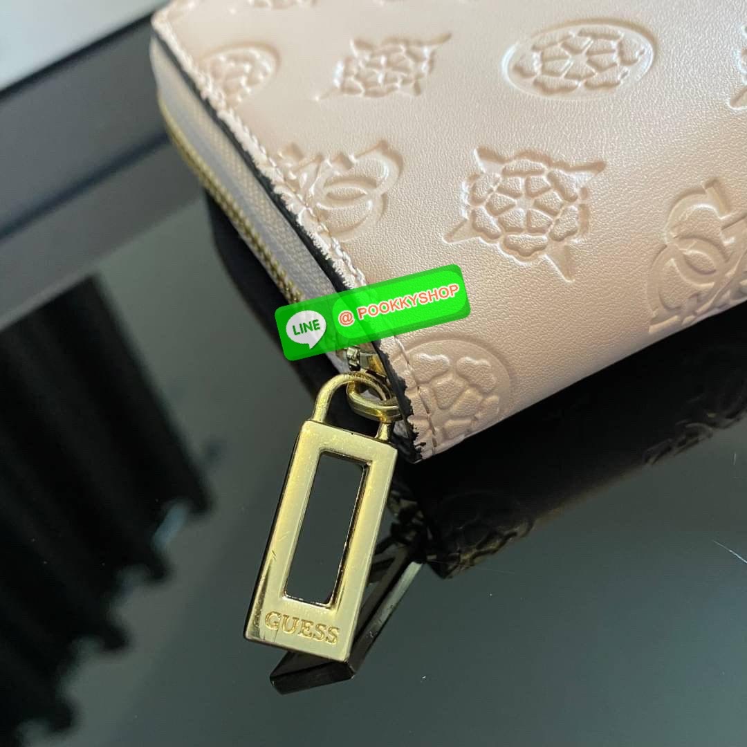 Guess Long Wallet กระเป๋าเงินใบยาวซิปรอบ ด้านหน้ามีโลโก้แบรนด์สีเข้ากระเป๋าสวยสะดุดตา รุ่นนี้มีสายคล้องมือมาให้ เพื่อใช้งานง่ายและสะดวกมากยิ่งขึ้น ด้านในมีช่องใส่ธนบัตร ช่องใส่บัตร และช่องซิปใส่เหรียญค่ะ