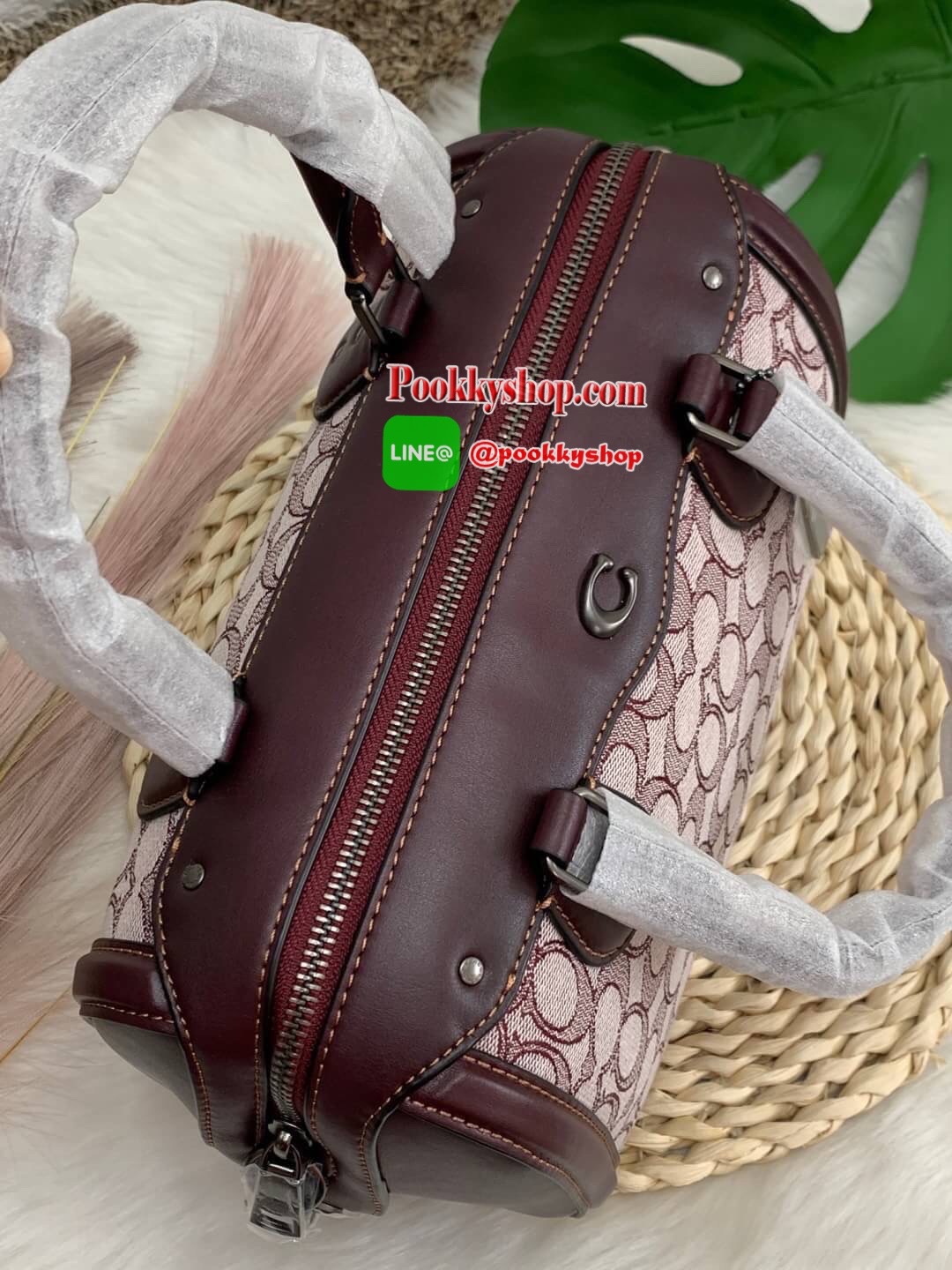 COACH IVIE BENNETT SATCHEL IN SIGNATURE JACQUARD BAG ✔️วัสดุผ้าJACQUARD +pvc ✔️ป้ายห้อยเป็นโลหะแบรนด์ ✔️เปิดปิดกระเป๋าแบบซิป ภายในใส่กระเป๋าสตางค์ใบยาวได้ ของอื่นๆจุค่ะรุ่นนี้ ✔️สายสะพายถอดออกได้ เลื่อนปรับระดับได้นะคะ