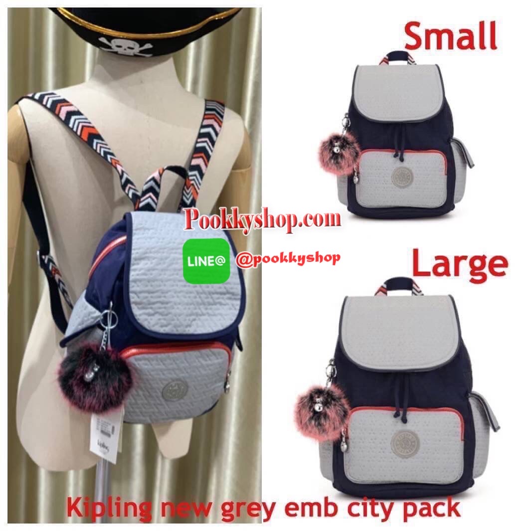 Kipling new grey emb city pack กระเป๋าเป้ที่สะพายได้ทุกวัน ไม่ว่าจะไปเรียน ไปทำงานหรือออกทริปเล็กๆ วัสดุ polymide100% สีสันของกระเป๋ารวมถึงตัวสายดูแมทช์กัน ยังมีช่องใช้งานที่แยกออกเป็นสัดส่วนไม่ว่าจะด้านข้างหรือด้านหน้า เปิดปิดสองชั้นด้วยกระดุมแม่เหล็กและ