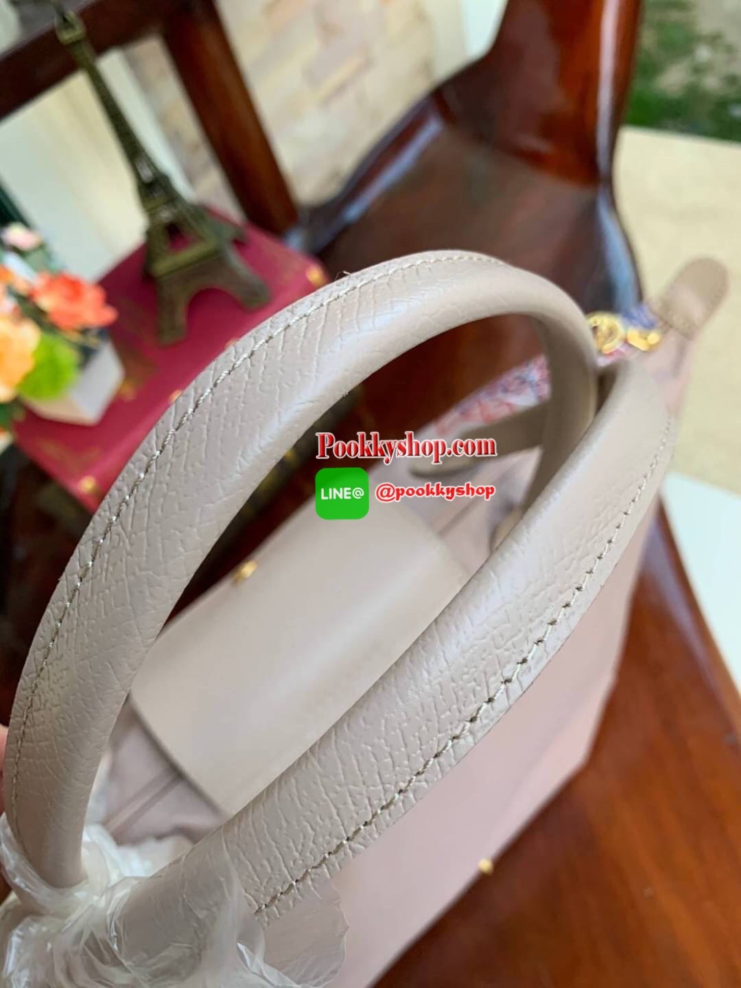 Longchamp Made In France Le Pliage Eiffel Tower Limited Edition Tote Bag สุดลิมิเตทกับlongchamp ที่ ออกมาเฉพาะซีซั่น พิมพ์ลายหอไอเฟล สามาถพับเก็บได้ ตรงตามชื่อทรง (คำว่า Le Pliage เป็นภาษาฝรั่งเศส แปลว่าการพับ) ส่วนฝาปิดและหูจับเป็นหนังที่ทำให้กระเป๋าดูไม