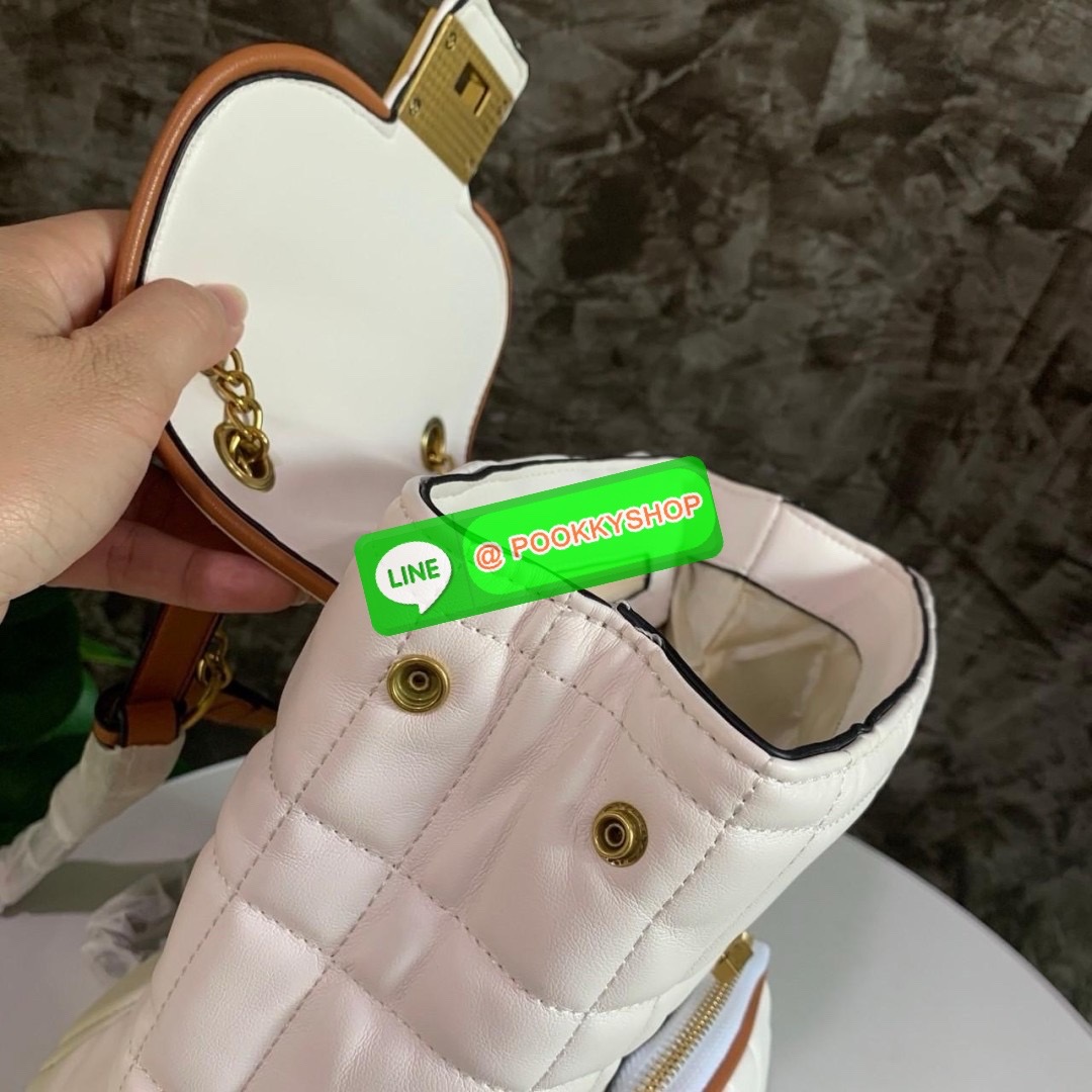 KATE SPADE NEW YORK Evelyn Small Quilted Leather Backpack กระเป๋าเป้สะพายหลังไซต์เล็กสุดคิ้ว หนังนิ่มสุดๆเย็บลวดลายตารางทั้งใบ ด้านหน้าตกแต่งต้วยชื่อแบรนด์ มีช่องเล็ก 1 ช่อง เปิด-ปิดกระเป๋าด้วยตัวล็อค ด้านในตัวกระเป๋าโล่งกว้าง จุของได้เยอะ และมีช่องซิปใส่