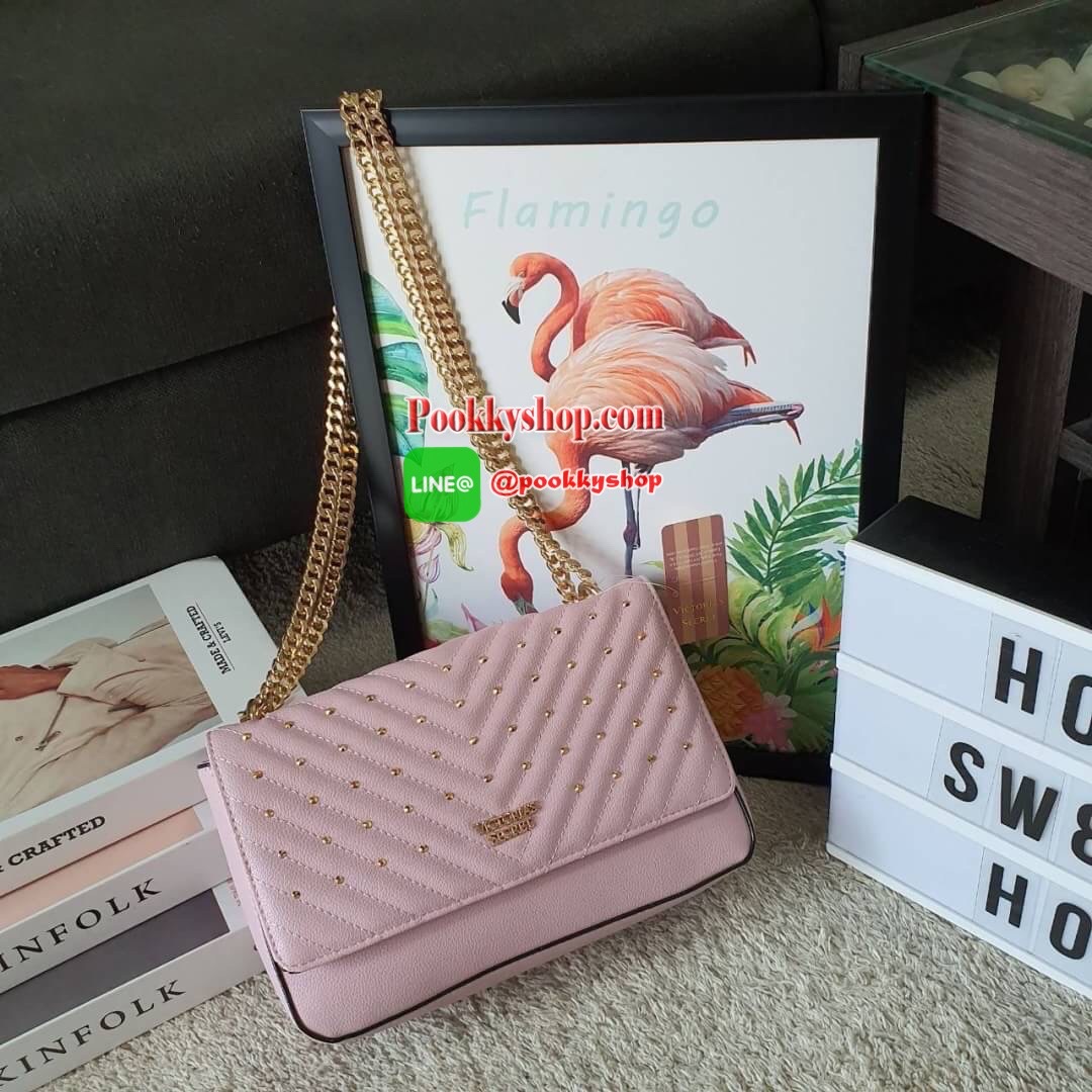 NEW ARRIVAL 2019 !! VICTORIA SECRET CROSSBODY BAG แบรนด์ดังจากอเมริกาสุดฮิตของวัยรุ่น กระเป๋าสะพาย หนังสังเคราะห์นิ่มอยู่ทรง อะไหล่ทอง ด้านหน้าประดับชื่อโลโก้แบรนด์ ขนาดน่ารักกำลังดี เปิดปิดด้วยฝากระดุมแม่เหล็ก ภายในบุลายปั้มแบรนด์ มีช่องเล็กใส่ของจุกจิก