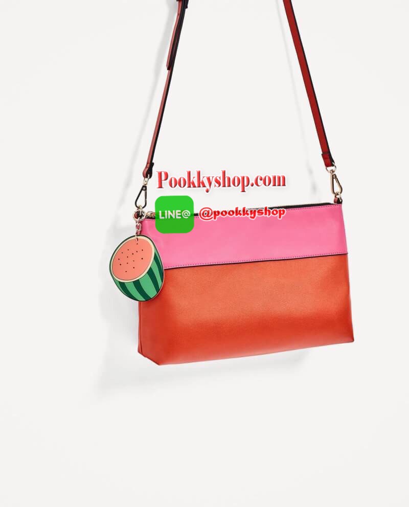 Zara two-tone clucth with pendant-collection fuit จากแบรนด์ zara มาในสีสันสดใส น่ารักๆ พร้อมพวงกุญห้อยลายแตงโม สายสะพายสามารถถอดออกได้ สะพายข้างหรือถือแบบคลัช ได้ทั้งสองแบบค่ะ สีสันน่ารักมาก สดใสๆ ใบใหญ่ ใส่ไอแพด ได้เลยค่ะ