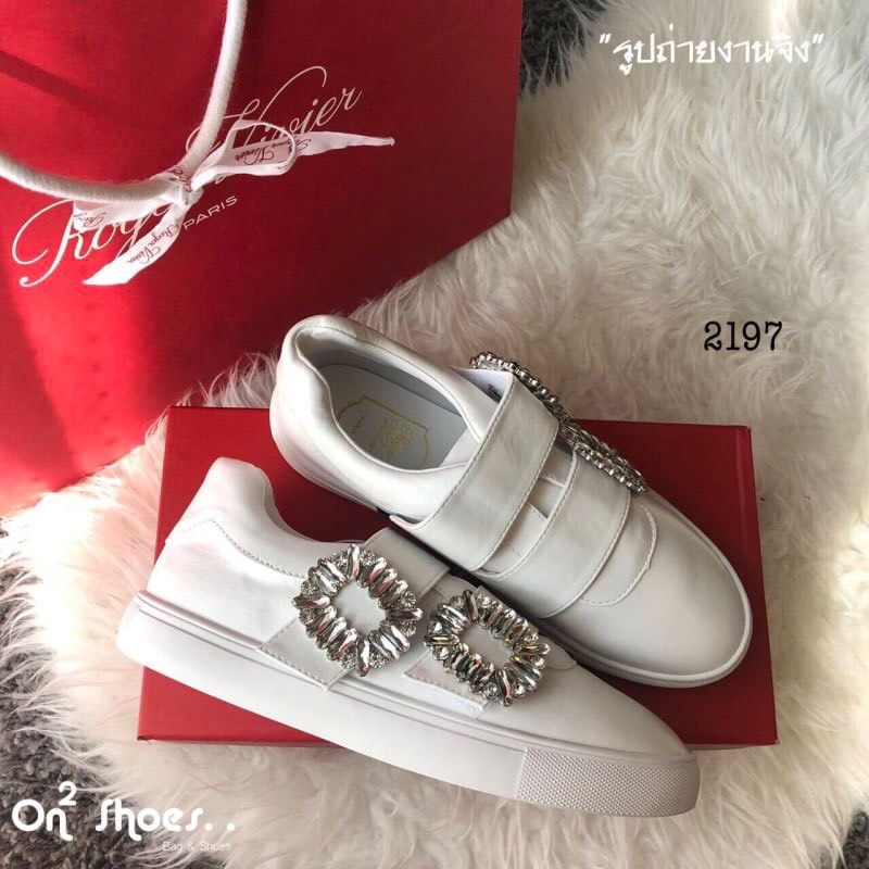 Roger vivier viv shoes รุ่นนี้ Sneaky Viv’ Double Strass Buckle นับเป็นรุ่นยอดนิยมอีกรุ่น จะแตกต่างตรงที่มีบัคเคิล คริสตัล สองอัน แต่ยังคงความคลาสสิก เรียบหรูดูดี หากเป็นคุณที่หยิบมาใส่ก็ทำให้คอมพลีทลุคในวันสบายๆ ได้อย่างดีเลย มีความพิเศษตรงที่เพิ่มบัคเคิ