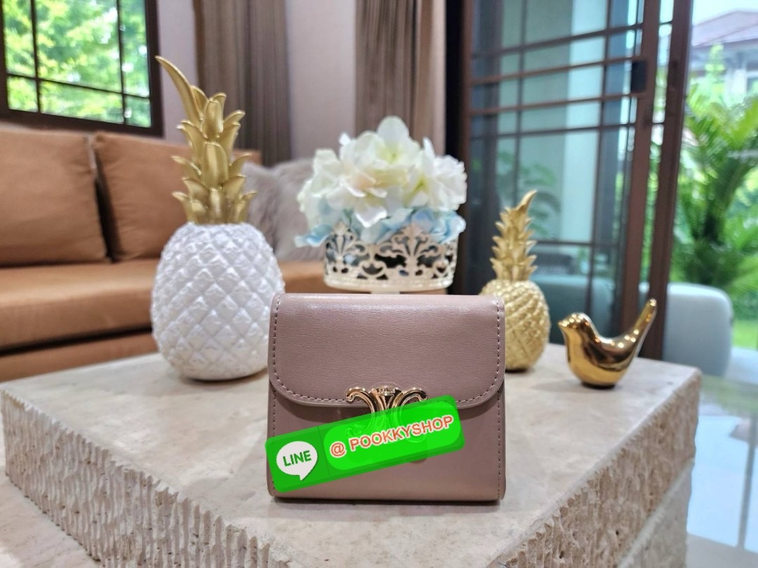 ✴️Don't Miss!✴️CELINE SHORT WALLET VIP GIFT WITH PURCHASE (GWP) กระเป๋าพรีเมี่ยมกิ๊ฟ Limited จาก CELINE HAUTE PARFUME DUTYFREE COUNTER หนังเรียบสวยอยู่ทรงมีโลโก้ด้านหน้าเปิดปิดด้วยฝาพับกระดุม ภายในมีช่องแบ่งหลายช่อง มีช่องใส่บัตรหลายช่อ