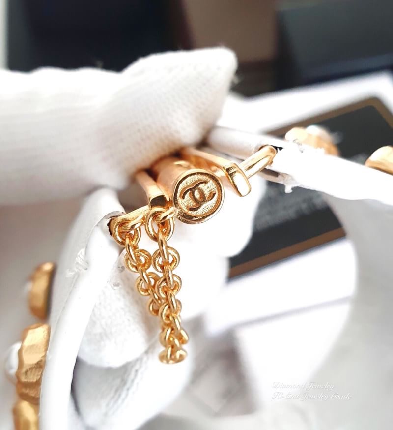 Super Hi-End Quality !!! ((งาน 1:1 เกรดดีที่สุดในท้องตลาด)) **งานหนังแท้ทั้งเส้น อะไหล่ทอง** Chanel Cuff รุ่นใหม่ล่าสุดชนช็อปค่ะ ตัวกำไลทำจากหนังแท้เกรดคุณภาพ top premium งานสวยมากกกกก ขอบอก สาวกชาแนลพลาดไม่ได้ค่ะ ตัวกำไลมีน้ำหนักน้า ไม่เบาก๊องแก๊งเหมือนง