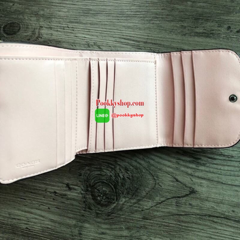 COACH Small Wallet in Floral Print Coated Canvas กระเป๋าสตางค์ใบสั้น สามารถใช่งานได้ทั้งด้านหน้าและด้านหลัง ด้านหน้าเปิด - ปิดด้วยกระดุม ภายในมีช่องใส่บัตรและธนบัตร ด้านหลังเปิด - ปิดด้วยกระดุม มีช่องสำหรับใส่เหรียญ