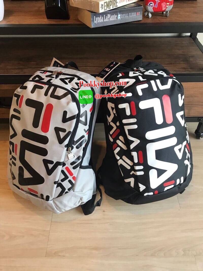FILA LOGO PRINT BACKPACK กระเป๋าเป้สะพายแบ็คแพคที่สามารถสะพายออกทริป เล่นกีฬา หรือทำงานได้ ด้านหน้าสกรีนโลโก้แบรนด์ สีสันเข้ากับตัวกระเป๋า ช่องหลักเปิดปิดด้วยซิปคู่ปั้มโลโก้แบรนด์ ภายในกว้าง ใส่โน้ตบุ๊ค/แล็ปท้อป/หนังสือหรือเอกสารได้ ด้านหน้ามีอีกช่องซิปใส