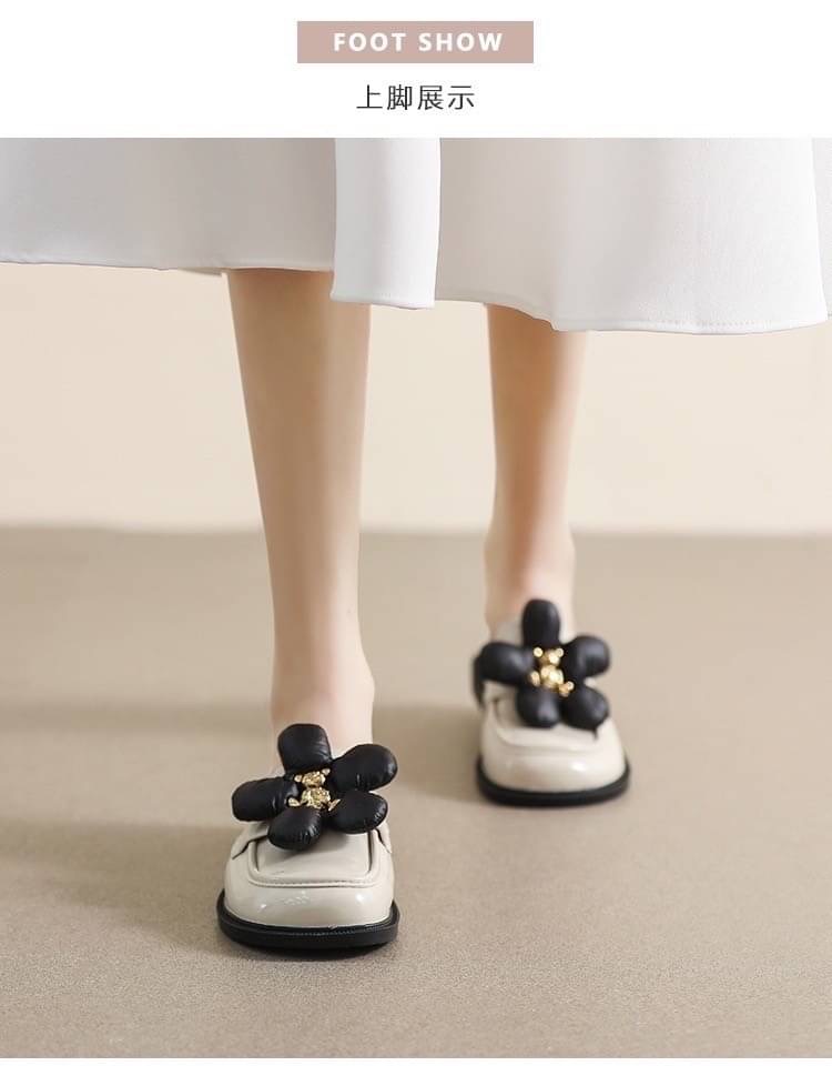 รองเท้าเกาหลีเกาใจน่ารักไม่ไหวรุ่นนี้ เป็นทรงปิดหน้าด้านหน้ามีแต่งดอกไม้ใหญ่ประดับติดด้วยน้องหมีสีทองดีมาก ด้วยรองเท้าเป็นหนังเปิดหลังสวมใส่ง่าย คู่นี้แมทช์กับชุดไหนก็เริ่ดไม่ซ้ำใครแน่นอนค่ะ
