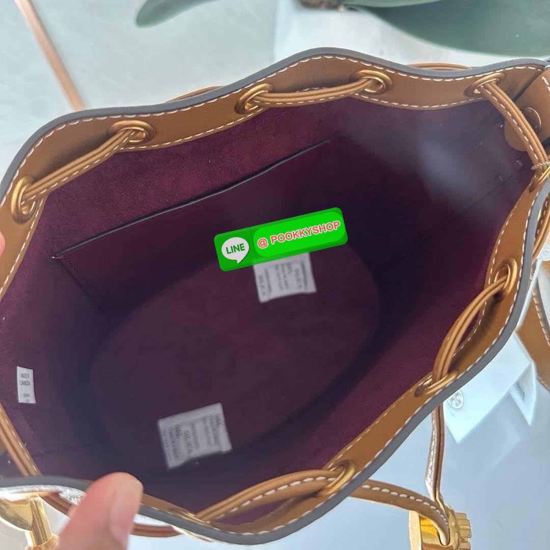 TORY BURCH T MONOGRAM JACQUARD BUCKET BAG กระเป๋าสะพาย ทรงบัคเกต รุ่นฮอต สไตล์ไหนเข้าได้ ทุกลุค วัสดุ jacquard ตัดขอบหนังแท้ ภายในเป็นช่องโล่งกว้าง ใส่ของได้เยอะหยิบจับสะดวก มาพร้อมสายสะพายข้างหนังแท้ ถอดและปรับระดับได้สะพายชิวได้ทุกโอกาส