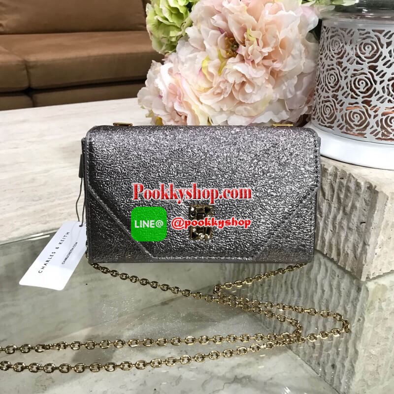 Don’t Miss! NEW! CHARLES & KEITH Embellished Turn-Lock Clutch กระเป๋าสะพายคลัชทรงกล่องรุ่นใหม่ชนช็อปวัสดุ Synthetic Leather มีเทคเจอร์สีเมทัลลิคดูมีดีเทล เปิดปิดด้วยตัวล๊อคปั้มแบรนด์ดีไซน์สวยหรู ด้านหลังประดับโลโก้ ภายในโล่งมีช่องซิปหัวซิปแบรนด์ ใส่มือถือ